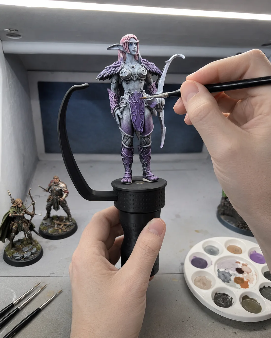 Poignée de peinture imprimée en 3D, buste en cours de peinture