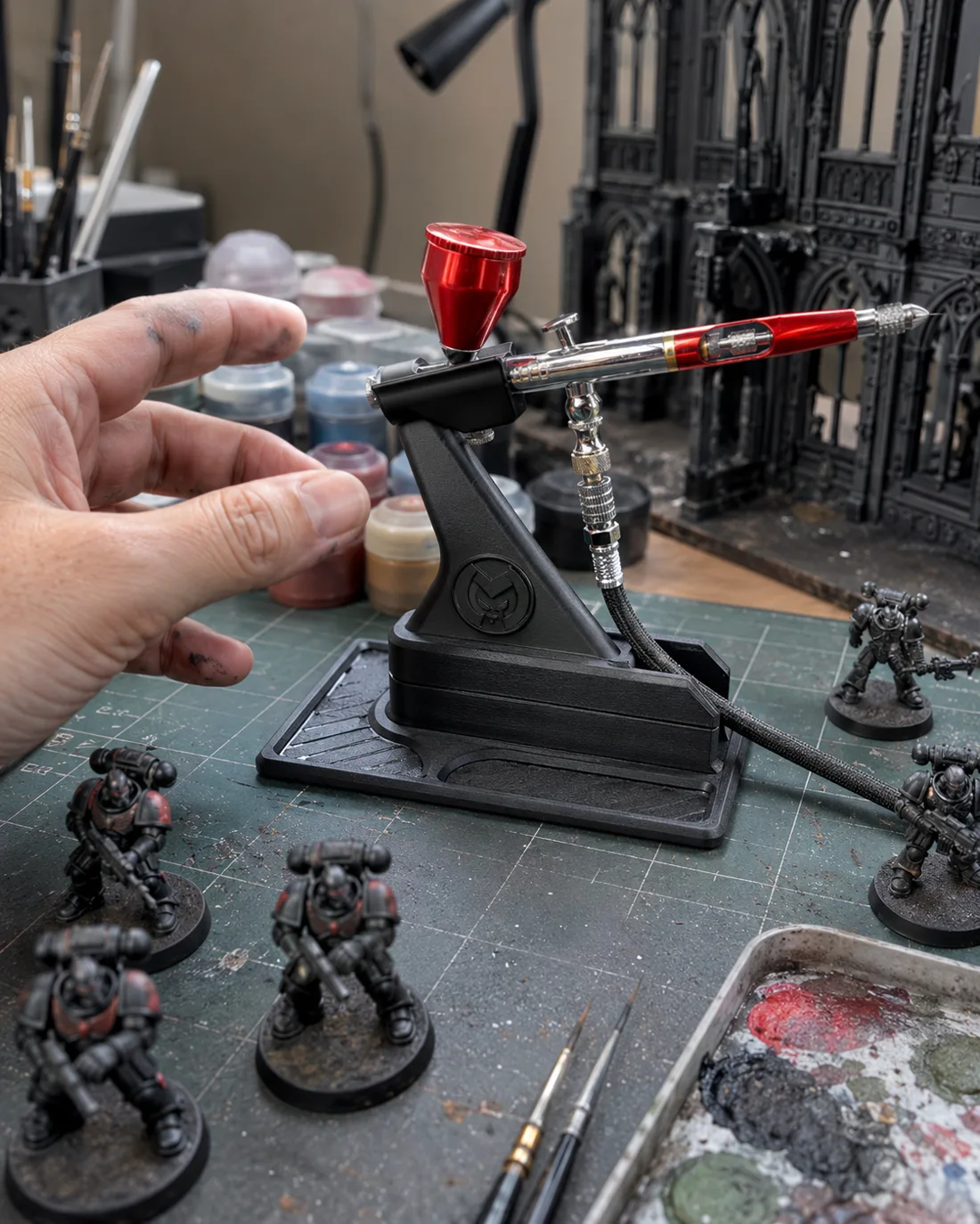 Support d'aérographe imprimé en 3D sur l'établi