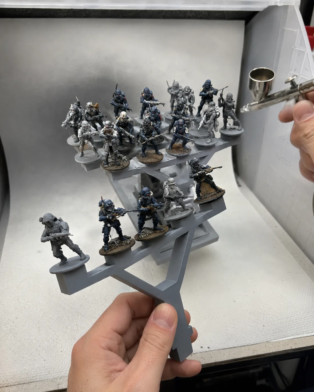 Arbre de peinture — vingt figurines en une seule prise