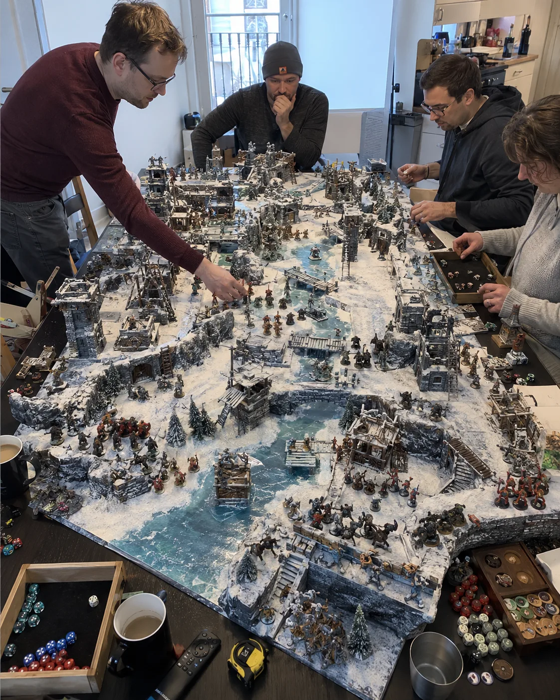 Partie de jeu autour d'une table enneigée, dés et marqueurs