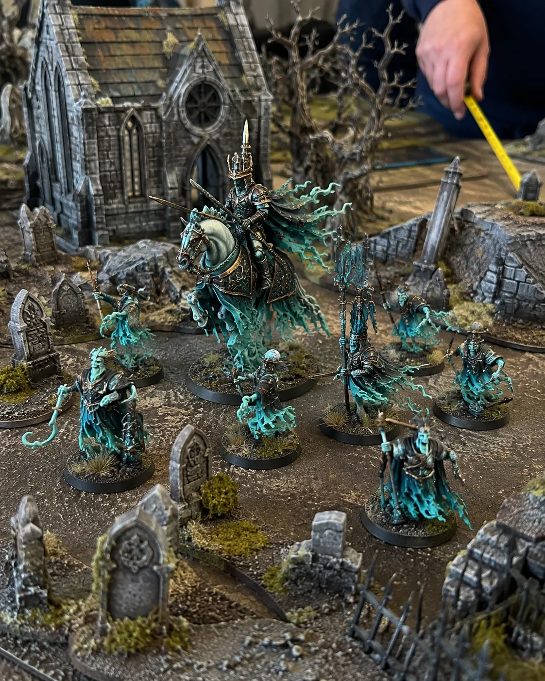 Cortège spectral turquoise dans un cimetière gothique