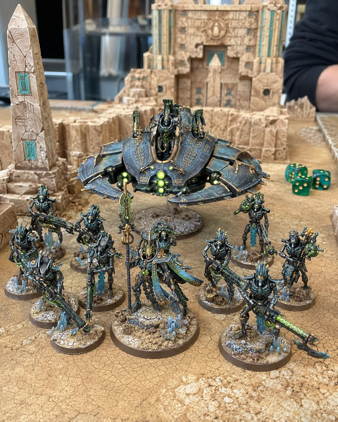 Armée squelettique dorée devant temple désertique